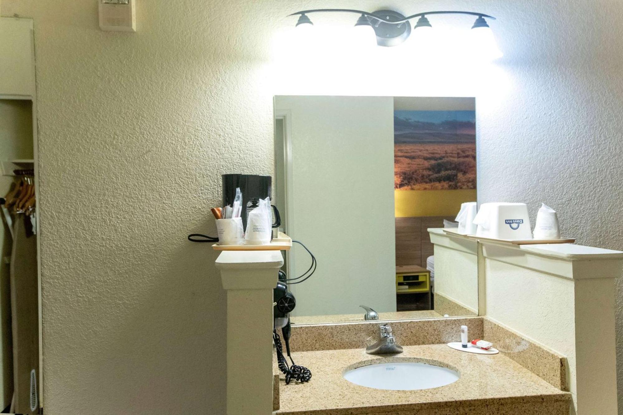 Days Inn & Suites By Wyndham Houston North/Aldine Eksteriør bilde